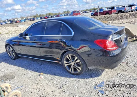 2016 Mercedes-Benz C 300 z USA, uszkodzony, nr VIN 55SWF4JB6GU154559